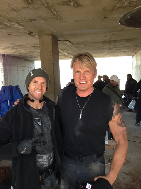 Fredrik ”Frog” Berggren med Dolph Lundgren på inspelningen av The Expendables 3
