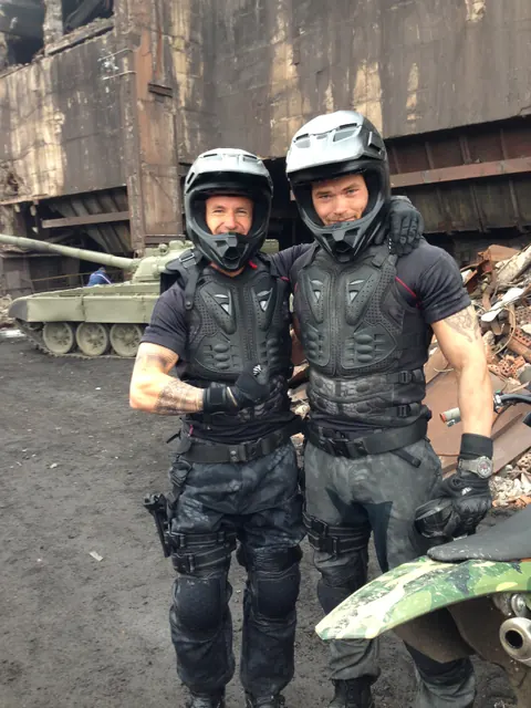 Fredrik ”Frog” Berggren med Kellan Lutz på inspelningen av The Expendables 3